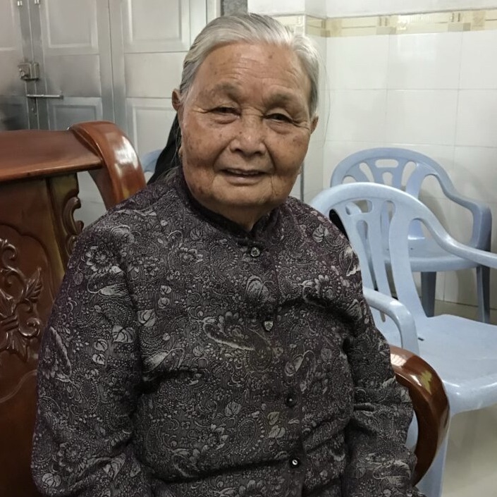 奶奶坐在木椅上